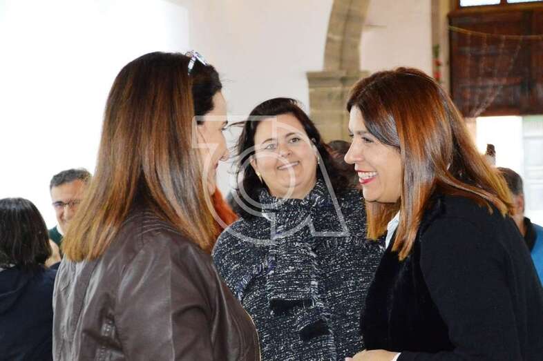 Carmen Hernández, diputada regional y vicealcaldesa de Telde, charla con las concejales Celeste López y Lidia Mejías (Foto TA)